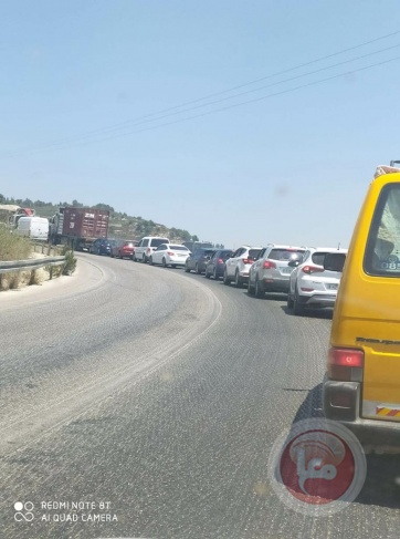 مستوطنون يغلقون شارع نابلس جنين ويحطمون المركبات