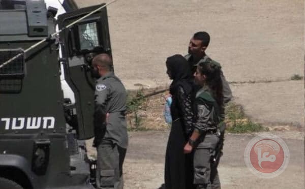 الاحتلال يعتقل مواطنة قرب الحرم الإبراهيمي في الخليل( فيديو)