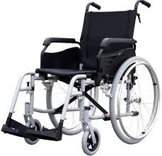 غنام والفارس تسلمان مقاعد كهربائية لعدد من ذوي الإعاقة