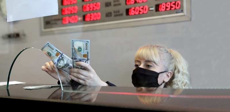 الدولار يهوي لأدنى مستوى في أكثر من عامين