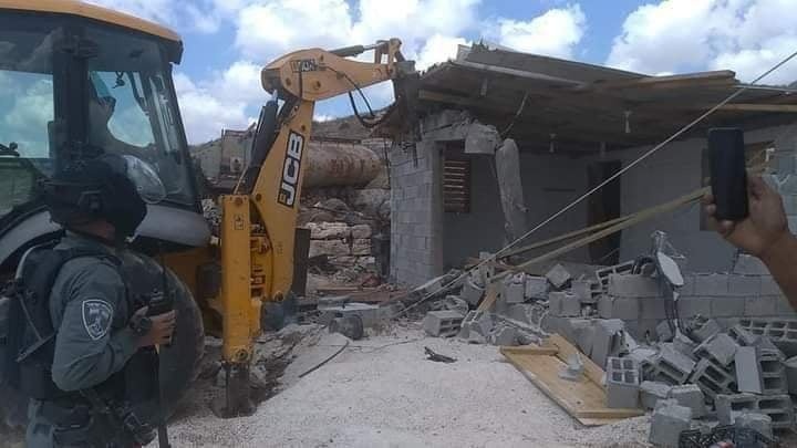 الاحتلال يهدم منزلا وخزان مياه في قرية فراسين غرب جنين