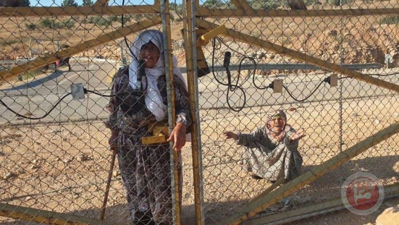 الاحتلال يحتجز سيدتين خلف بوابات الجدار بالزاوية