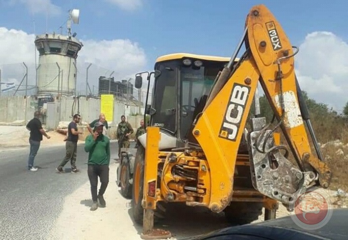 الاحتلال يصادر 3 سيارات ضخ باطون وجرافتين في سلفيت