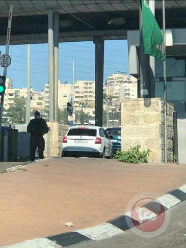اسرائيل تنفي السماح بدخول الفلسطينيين بسياراتهم ودون تصاريح
