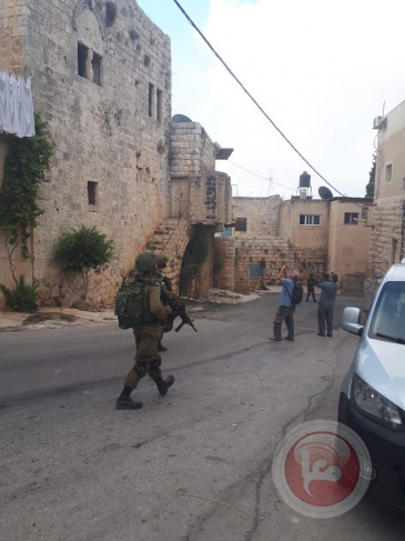 الاحتلال يلتقط صورا لأبنية قديمة أثرية في بلدة كفر الديك