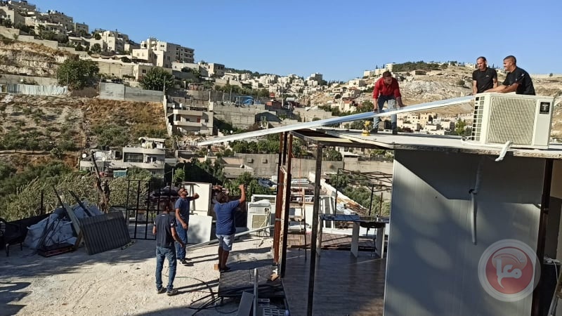 بلدية الاحتلال تجبر عائلتين على هدم منزليها ذاتيا 