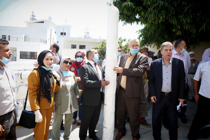 تسليم أغطية بلاستيكية للدفيئات للمزارعين المتضررين من الظروف الجوية