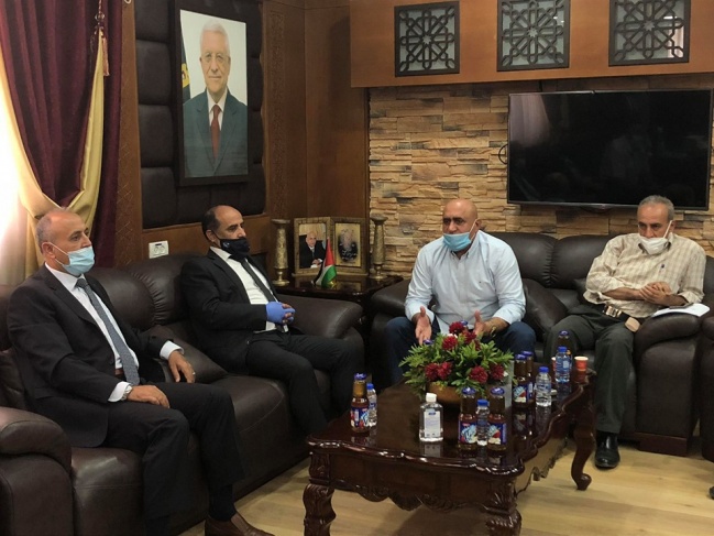الرجوب يتسلم خطة تنمية العنقود الزراعي في جنين