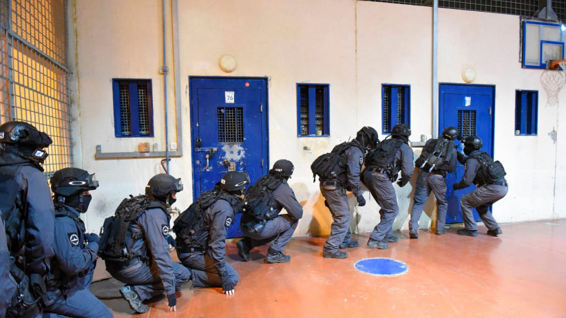قوات القمع تقتحم قسم 14 في سجن عوفر وتنكّل بالأسرى