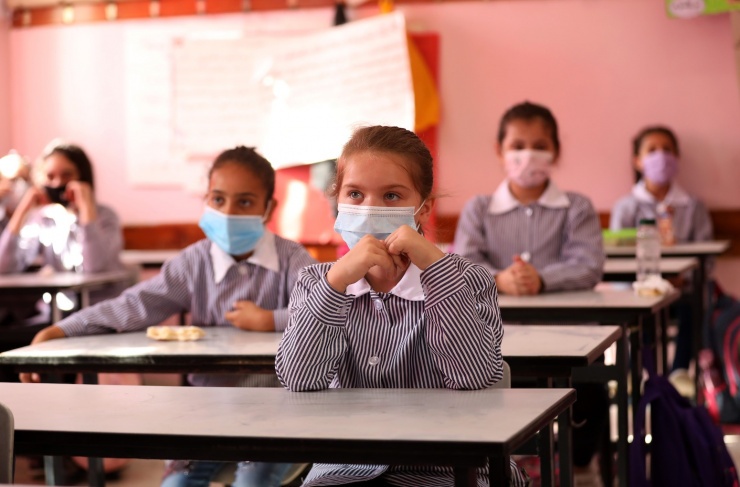 طلاب المرحلة الأساسية في أحد مدارس مدينة نابلس في أول أيام العودة للمدارس