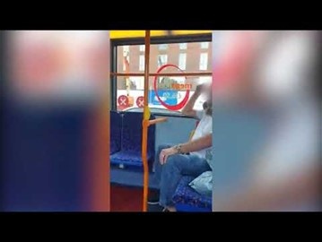 فيديو- رجل يستبدل الكمامة بأفعى ويصدم من حوله