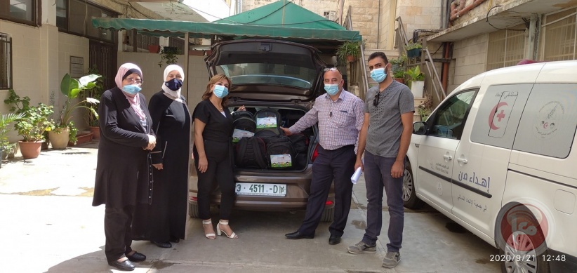 تنمية نابلس والحركة العالمية للأطفال توزعان 100 حقيبة مدرسية