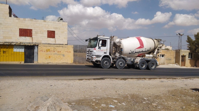 الاحتلال يصادر مضخة باطون وخلاطة باطون جنوب الخليل