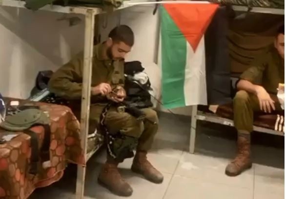 شاهد- جندي إسرائيلي يعلق علم فلسطين في غرفته
