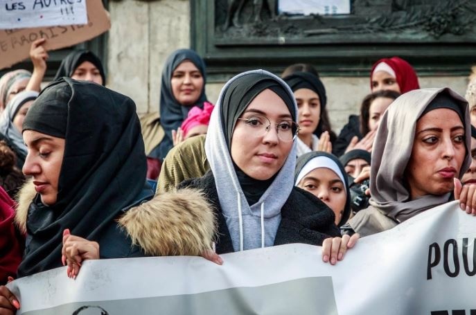 بسبب حجابهن.. النساء المسلمات في فرنسا عرضة لهجمات متواصلة