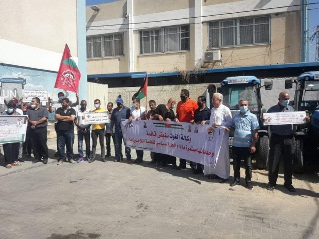 وقفة احتجاجية أمام مقر الأونروا بالنصيرات رفضا للتقليصات