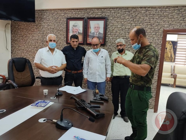 استخدمتا بشجار- تنظيم الجنوب يُسلم محافظ الخليل قطعتي سلاح
