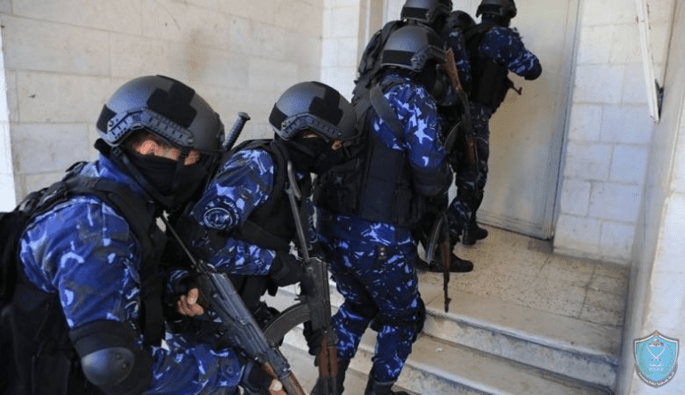 الشرطة تقبض على مشتبه بهم بإطلاق النار في نابلس