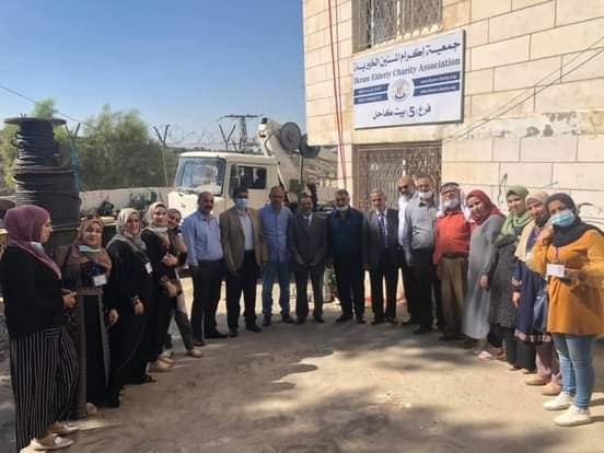 تنمية الخليل توفر مساعدة طارئة لأسرة تعرض منزلها للحريق وتفتتح مقر للمسنين في بيت كاحل