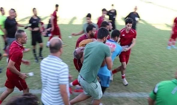 مدرب عربي &quot;يموت من الفرحة&quot; خلال مباراة فريقه.. فيديو