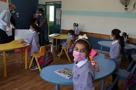 حملة &quot;الصحة حق وين ما كان&quot; توزع كمامات على مدارس في محافظة رام الله