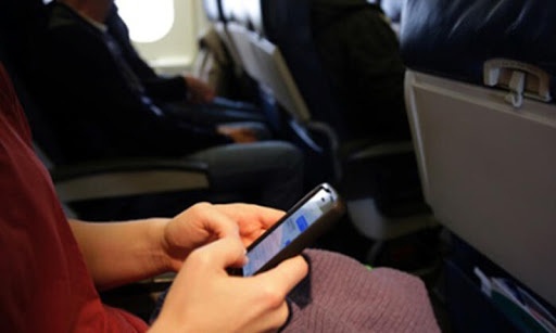مضيفة تكشف حقيقة مخاطر استعمال الهواتف على متن الطائرة