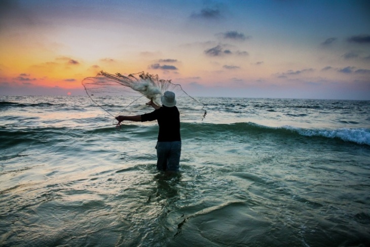 غزة: قرار بالسماح للصيادين بالعودة لممارسة العمل داخل البحر  
