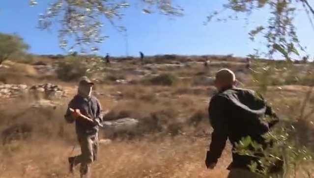 ضربوا مراسل القناة &quot;12&quot;.. مستوطنون يعتدون على قاطفي الزيتون (فيديو) 