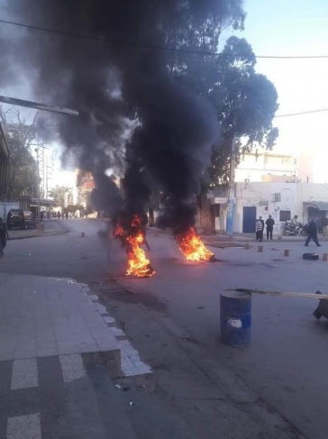 &quot;الشرطة هدمت كشكه وهو بداخله&quot;.. احتجاجات في تونس بعد مقتل شخص