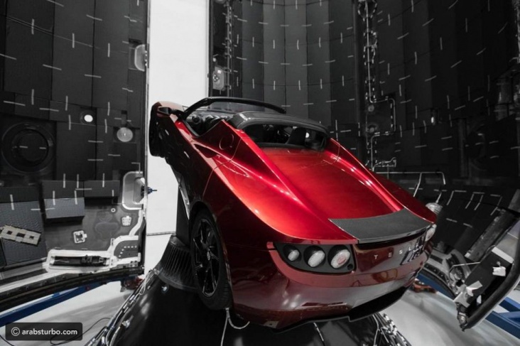 سيارة إيلون ماسك الفضائية تقترب من المريخ