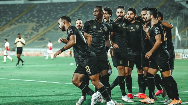 الأهلي المصري يضع قدما في نهائي أبطال إفريقيا 