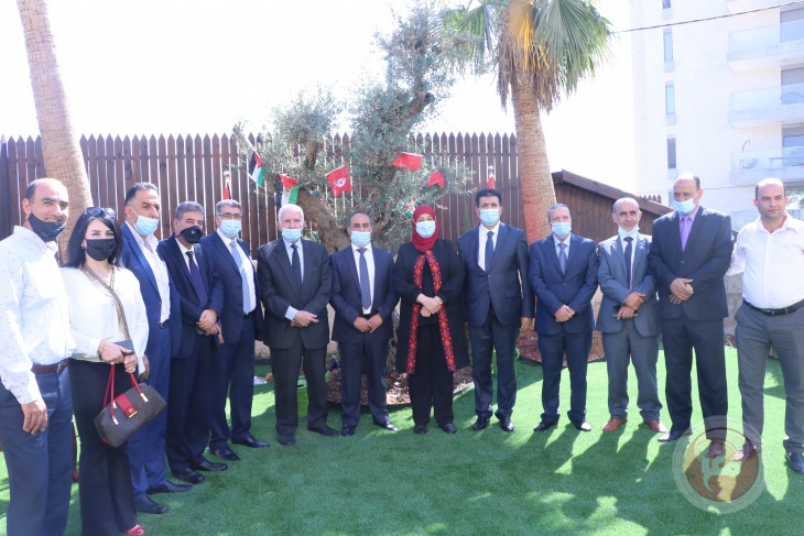 وزير الزراعة يفتتح حديقة فلسطين بمقر السفارة التونسية برام الله