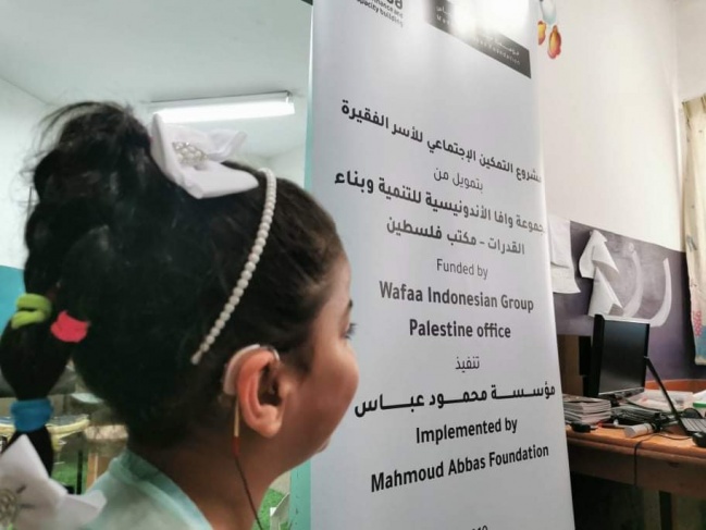 &quot;مؤسسة محمود عباس&quot; توزع سماعات طبية للمواطنين في الضفة