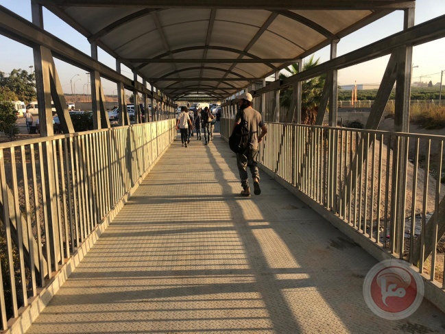 اسرائيل تفتتح جسرًا جديدًا للمشاة في معبر قلقيلية