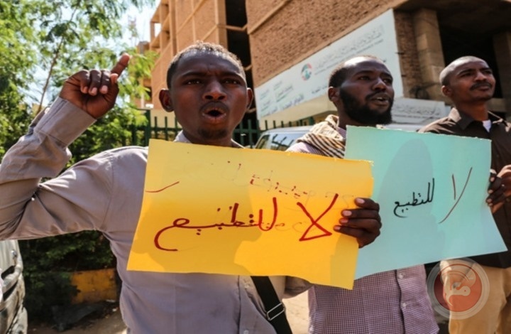 صحفي سوداني يوبّخ وزير الخارجية بسبب التطبيع (شاهد)