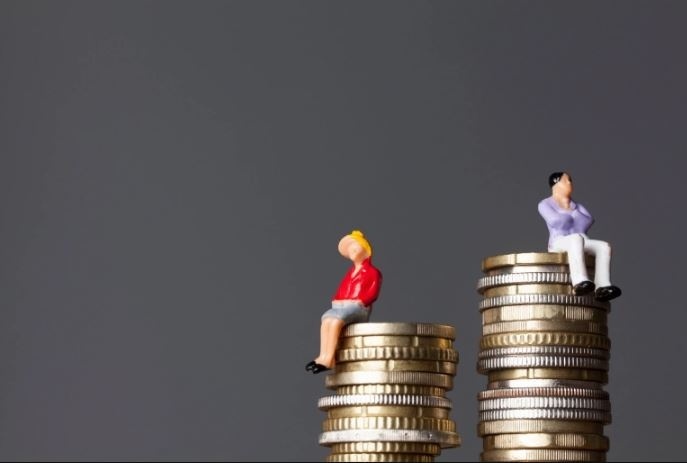 لماذا تتقاضى النساء رواتب أقل من الرجال؟