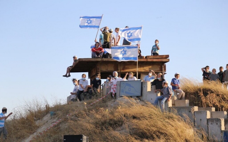 مستوطنون يهاجمون المواطنين الفلسطينيين (صورة أرشيفية)