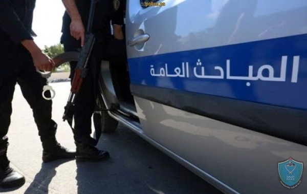 الشرطة تقبض على شخصين بحوزتهما نقود مزيفه في رام الله 