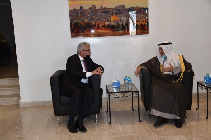 وزير الخارجية الكويتي يزور مقر سفارة فلسطين ويعزّي بوفاة الدكتور عريقات