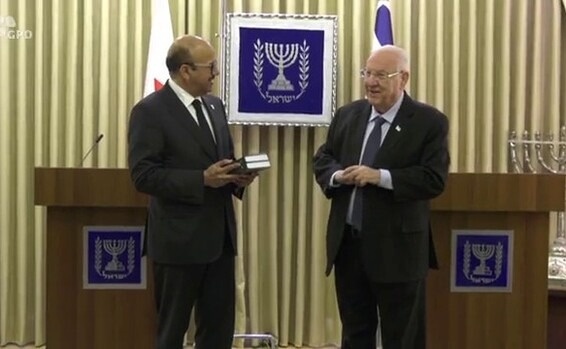 رئيس إسرائيل يهدي مسؤولا عربيا كتابا عن حياة النبي وتفسيرا للقرآن
