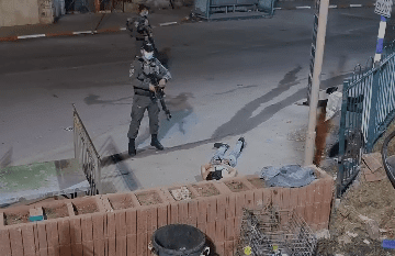 الاحتلال يعتقل فتى قرب المسجد الابراهيمي بدعوى حيازته سكينا
