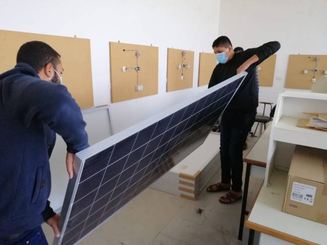 المشروبات الوطنية توفر أجهزة مهنية لتطوير مشغل الطاقة المتجددة في مدرسة دير البلح