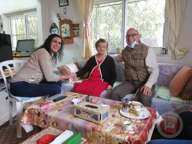 نادي المسنين في بيت ساحور يوزع طروداً غذائية وهدايا على رواده