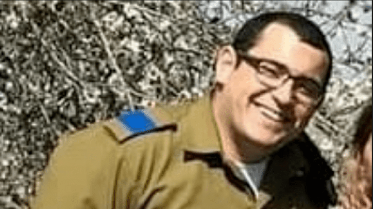 &quot;يديعوت&quot;: تحقيق مع ضابط إسرائيلي التقط صورا غير لائقة لمجندات