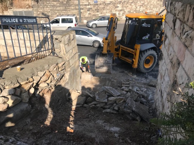 بلدية الاحتلال تهدم الدرج الموصل للاقصى من جهة مقبرة اليوسفية
