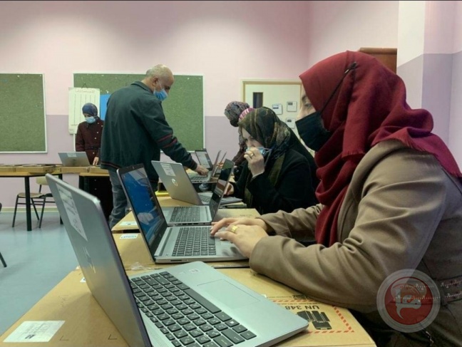 مؤسسة فيصل الحسيني تسلم 151 جهاز حاسوب لـ 14 مدرسة بالقدس