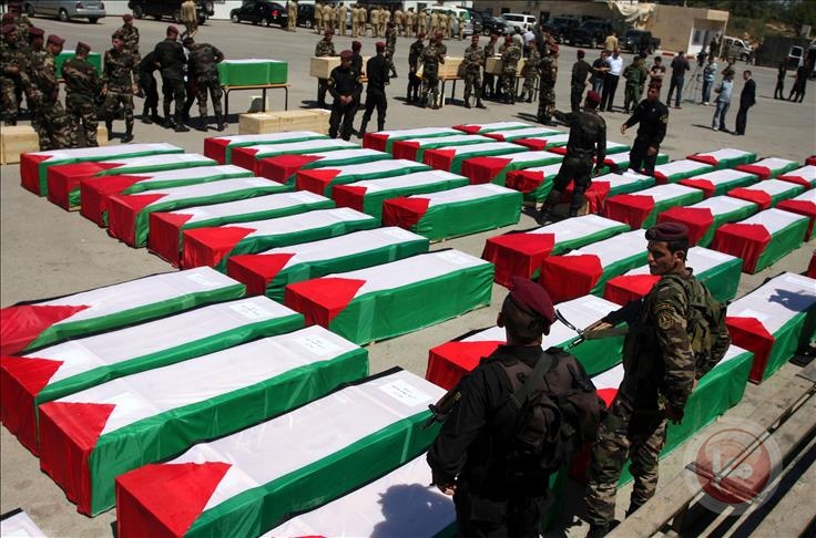 هآرتس: إسرائيل احتجزت جثامين 68 شهيدًا منذ عام 2016