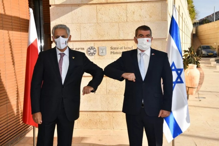 وزير الخارجية الإسرائيلي غابي أشكنازي مع وزير الصناعة والتجارة والسياحة البحريني زايد بن راشد الزياني