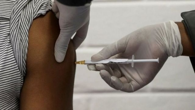 مسؤول أمريكي يقر بظهور أعراض حساسية غير متوقعة لدى بعض متلقي اللقاح