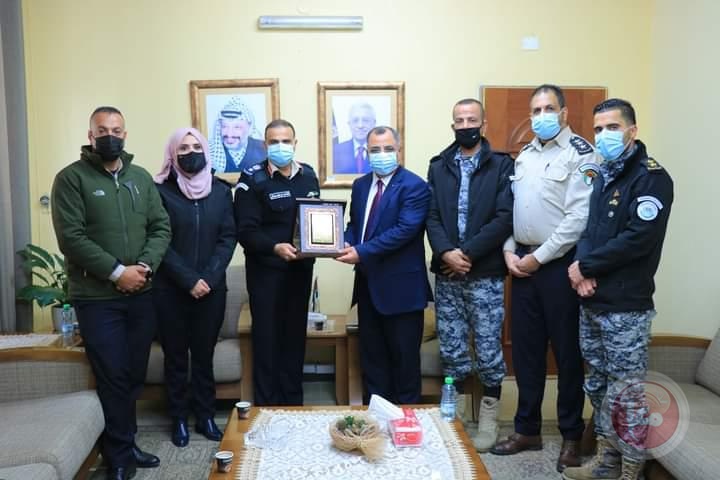 الضابطة الجمركية تكرم الناطقين باسم الحكومة والداخلية